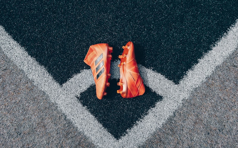 世界杯竞猜平台团队工作场景，成员正在讨论数据分析报告